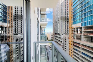 Property grounds - Modern Downtown Miami Studio - Rooftop Pool (Miami)
