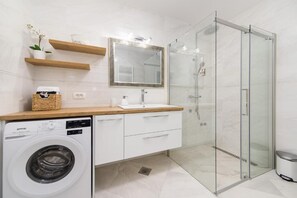 Shower, hair dryer, towels, toilet paper - Villa Argenta in lovely Aržano, Croatia (Aržano)