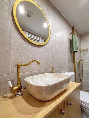 Thalia Suite | Bathroom | Shower, hair dryer, slippers, towels - MUSES MOUNTAIN VIEW (Gortyna)