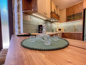 Thalia Suite | Private kitchen | Full-sized fridge, microwave, oven, stovetop - MUSES MOUNTAIN VIEW (Gortyna)