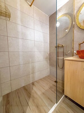 Kalliopi Villa | Bathroom | Shower, hair dryer, slippers, towels - MUSES MOUNTAIN VIEW (Gortyna)