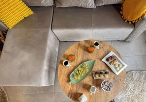 Kalliopi Villa | Living room | 45-inch Smart TV with cable channels - MUSES MOUNTAIN VIEW (Gortyna)