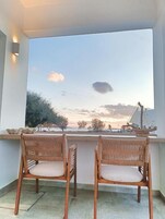 Deluxe Suite, Sea View | Interior