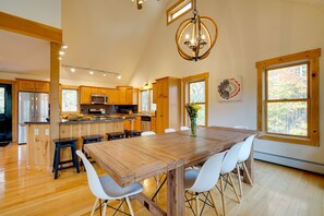 Dining - Spacious Mount Snow Retreat w/ Hot Tub, Game Room (Dover)
