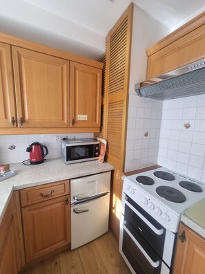 Fridge, microwave, oven, stovetop - 5 Greta Side Court, Otley Road (Keswick)