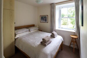 Iron/ironing board, WiFi, bed sheets - 5 Greta Side Court, Otley Road (Keswick)