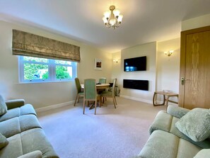 TV - 8 Howrahs Court, Elliott Park, Keswick (Keswick)