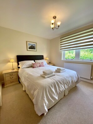 Iron/ironing board, WiFi, bed sheets - 8 Howrahs Court, Elliott Park, Keswick (Keswick)