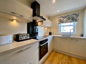 Fridge, microwave, oven, stovetop - 8 Howrahs Court, Elliott Park, Keswick (Keswick)