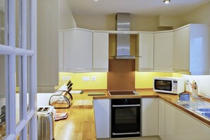 Fridge, microwave, oven, stovetop - 9 Greta Grove House, Elliott Park (Keswick)