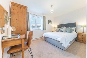 Iron/ironing board, WiFi, bed sheets, wheelchair access - Lilac Cottage, 17 Elm Court, Keswick (Keswick)