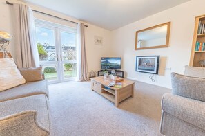 Living area - Lilac Cottage, 17 Elm Court, Keswick (Keswick)