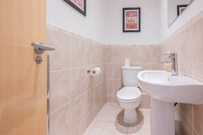 Hair dryer, towels - Chaucer Apartment, 9 Chaucer House Apartments (Keswick)