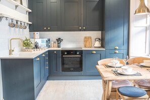Réfrigérateur, four à micro-ondes, un four, surface de cuisson