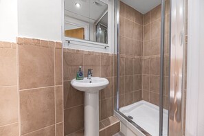 Hair dryer, towels - Chaucer Retreat, 3 Chaucer House Apartments (Keswick)