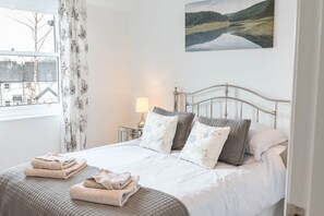 Iron/ironing board, WiFi, bed sheets - Felltops, 6 Lonsdale House, Elliott Park (Keswick)