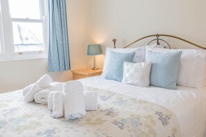 Tabla de planchar con plancha, wifi y ropa de cama 