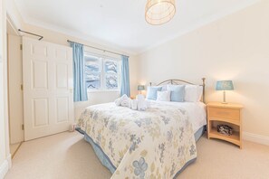Iron/ironing board, WiFi, bed sheets - 7 Greta Grove House, Elliott Park (Keswick)