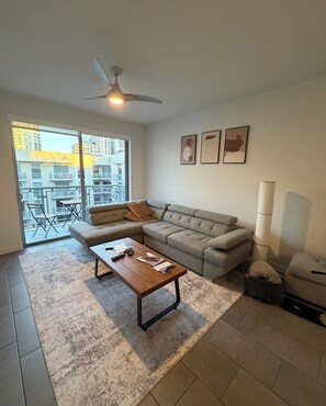 Living area - Cozy 1-bedroom apartment in Edgewater Miami with gym and pool (Miami)