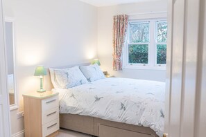 Iron/ironing board, WiFi, bed sheets - Latrigg View, 12 Greta Grove House (Keswick)