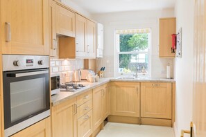 Fridge, microwave, oven, stovetop - Latrigg View, 12 Greta Grove House (Keswick)