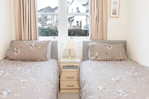 Iron/ironing board, WiFi, bed sheets - Latrigg View, 12 Greta Grove House (Keswick)