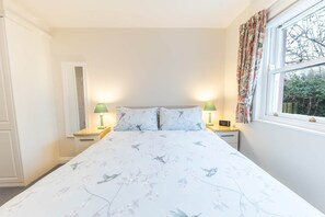 Iron/ironing board, WiFi, bed sheets - Latrigg View, 12 Greta Grove House (Keswick)