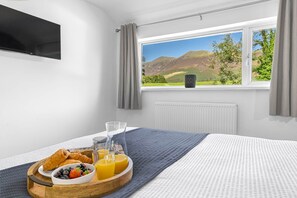Iron/ironing board, WiFi, bed sheets - Brundholme House, 1 Briar Rigg (Keswick)
