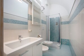 Shower, hair dryer, towels - Apartment 'Tritone 30' with Wi-Fi and Air Conditioning (Polignano a Mare)