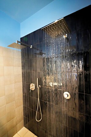 Shower, hair dryer, bidet, towels - ACQUA PETRA Pool Villa & Suites - Coral Suite (Sicilia)