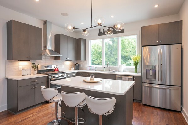 Fridge, microwave, oven, stovetop - Comfortable Group Stay 5 minutes to Broadway/Downtown/Germantown. (Nashville)
