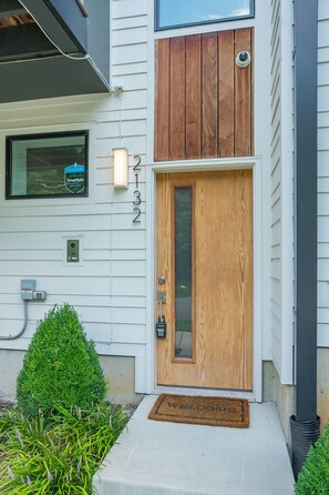 Exterior detail - Comfortable Group Stay 5 minutes to Broadway/Downtown/Germantown. (Nashville)
