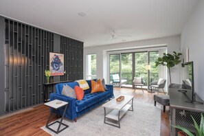 Smart TV, ping pong, stereo - Comfortable Group Stay 5 minutes to Broadway/Downtown/Germantown. (Nashville)