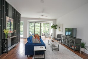 Smart-TV, Tischtennisplatte, Stereoanlage