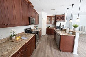 Private kitchen - Family Escape Pool, Splash pad, Tennis, Basketball (Lake City)