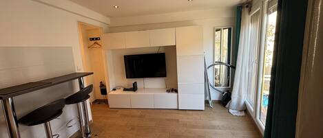 Iron/ironing board, travel crib, internet, bed sheets