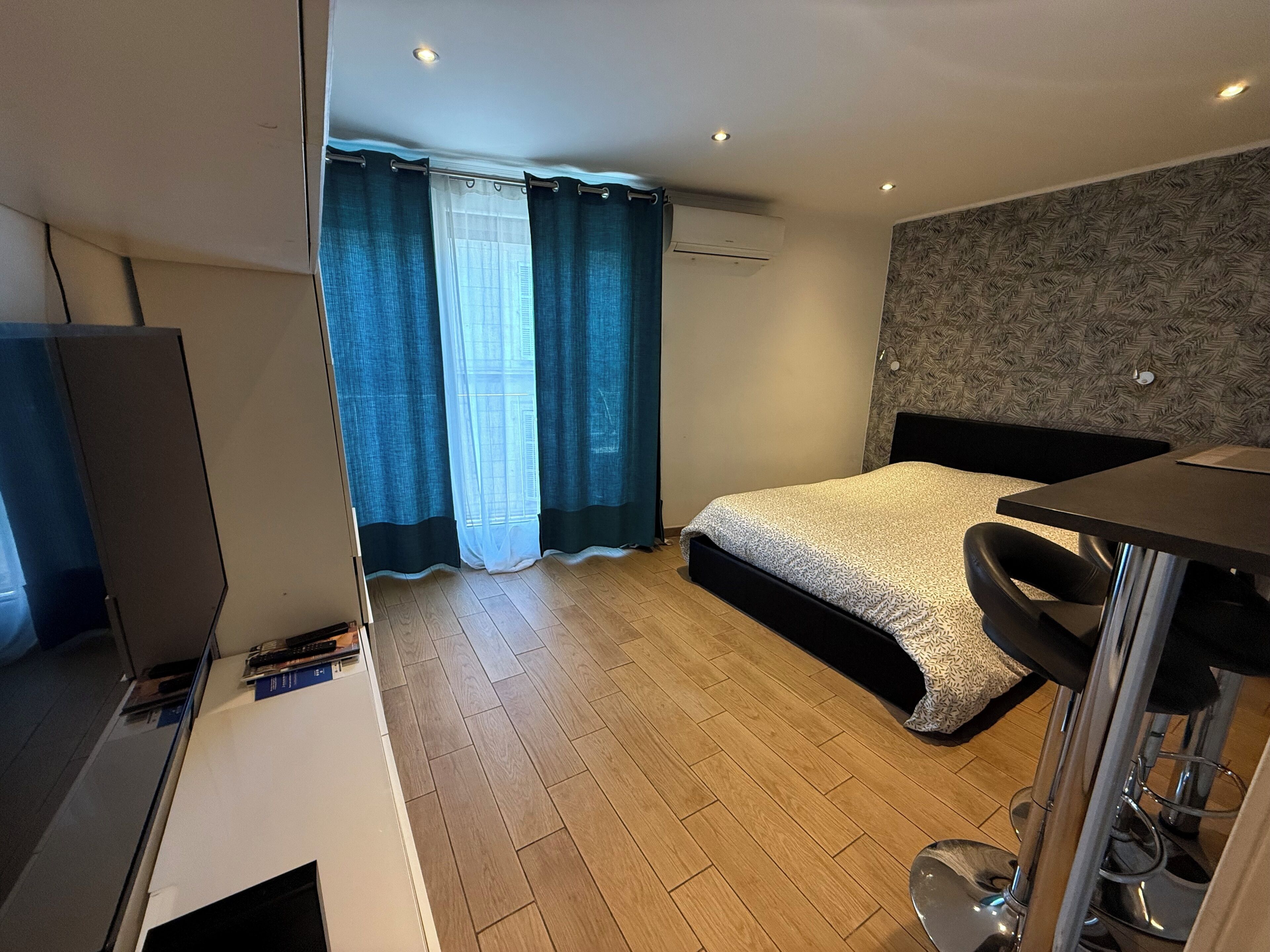 Iron/ironing board, travel cot, Internet, bed sheets