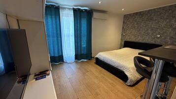 Iron/ironing board, travel cot, Internet, bed sheets