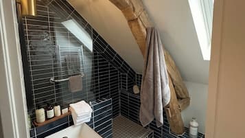 Doccia, asciugacapelli, asciugamani, sapone
