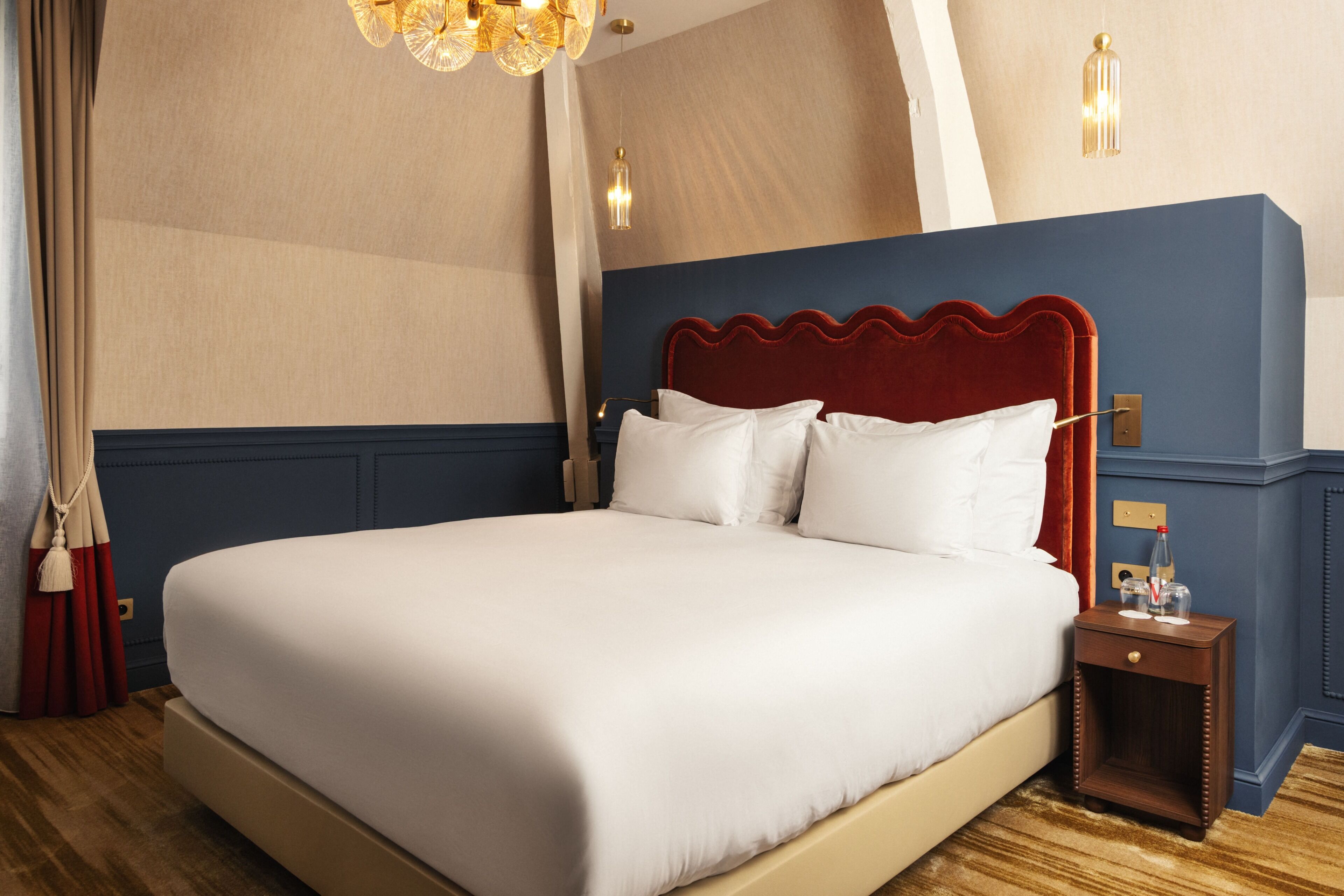 Artículos del minibar gratis y espacio para trabajar con laptop 