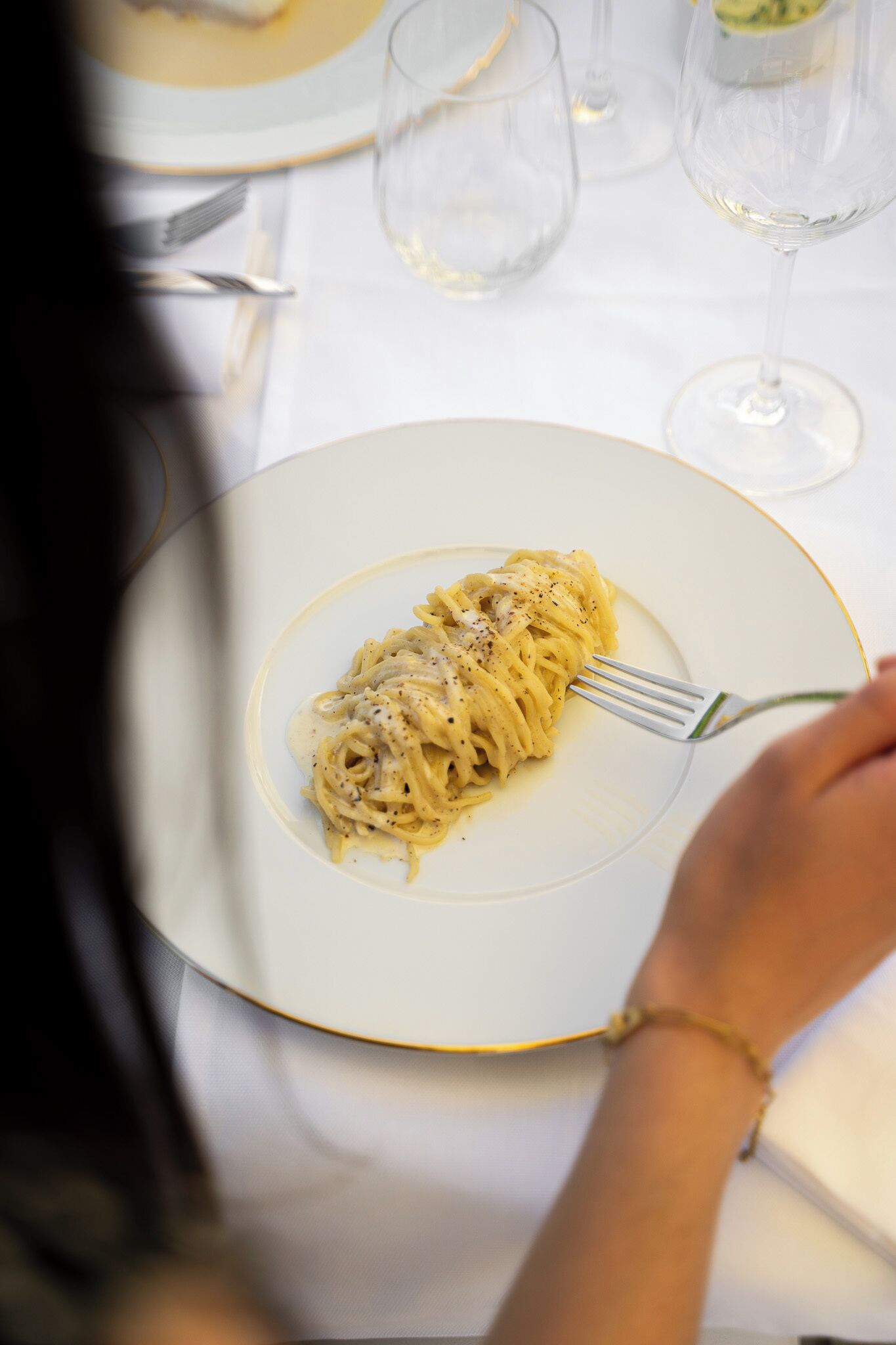 Eine Pasta-Portion mit Gabel auf einem Tisch.