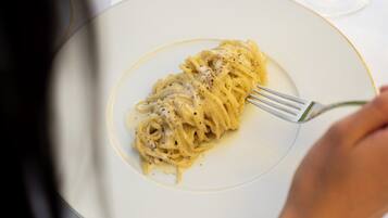 Eine Pasta-Portion mit Gabel auf einem Tisch.
