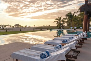 Outdoor pool - Casa Kundavi Hotel (Villa de Tututepec de Melchor Ocampo)