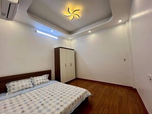 Room - “Cozy Studio w/ Kitchen & TV – Affordable Stay in Tay Ho” (Hà Nội)