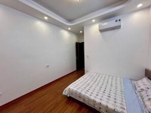 Room - “Cozy Studio w/ Kitchen & TV – Affordable Stay in Tay Ho” (Hà Nội)