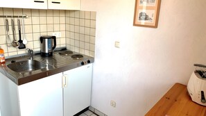 Fridge, microwave, stovetop, electric kettle - Apartment for 1 Person, 20 m², with Wi-Fi in Kreuzau (Kreuzau)