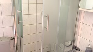 Shower, towels - Apartment for 1 Person, 20 m², with Wi-Fi in Kreuzau (Kreuzau)