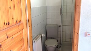 Shower, towels - Apartment for 1 Person, 20 m², with Wi-Fi in Kreuzau (Kreuzau)