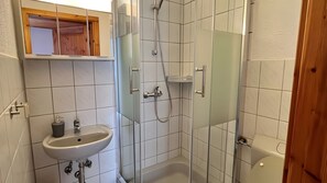 Shower, towels - Apartment for 2 People (30 m²) in Kreuzau (Kreuzau)
