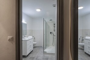 Bruser, hårtørrer, bidet, håndklæder